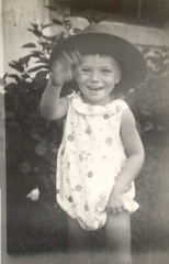'38 hier riep Bubi dag Oma.Ja Bubi lijkt heel erg op Pa dat vind ik ook